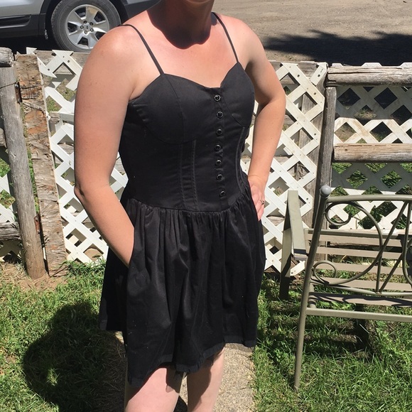 Dresses - Picture 3 of 4